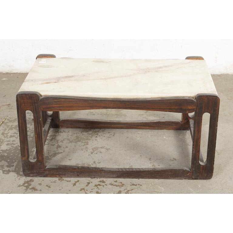 Mesa de Living con Tapa de Mármol y Base de Madera Oscura