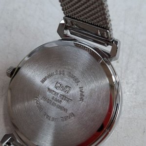 Reloj de Pulsera Q&Q Plateado con Malla Milanesa y Esfera Oscura - imagen 4
