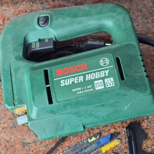 Sierra Caladora Bosch Super Hobby 400W con Accesorios - imagen 3