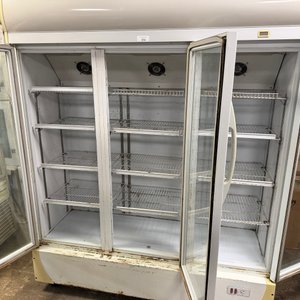 Botellero Refrigerado Aucma Tres Puertas Vidriadas con Ruedas - imagen 4