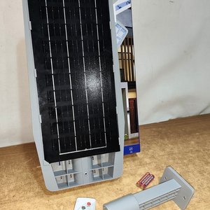 Foco LED Exterior Solar Grande 300W con Sensor y Control Remoto - imagen 3