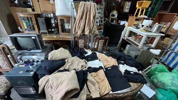 Lote de Ropa Variada y Muebles de Hogar