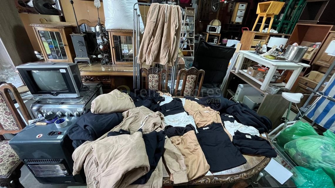 Lote de Ropa Variada y Muebles de Hogar