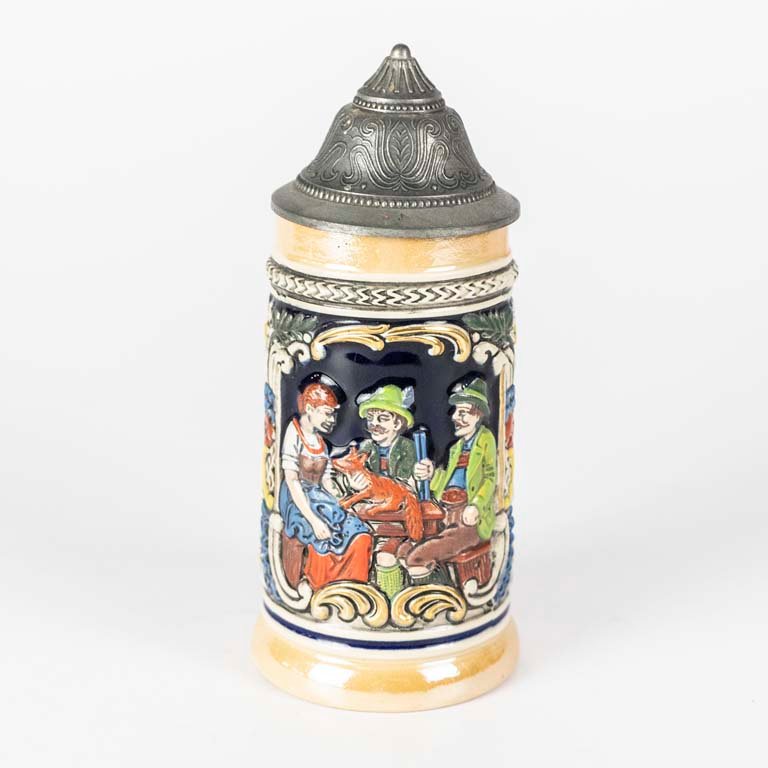 Jarra de cerveza alemana con escena en relieve y tapa de peltre - imagen 1