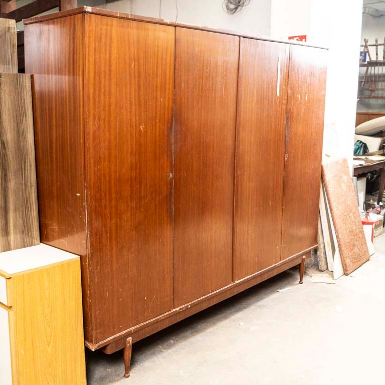 Lote anterior: Ropero danés de cuatro puertas con detalles en el enchapado y manchas en el lustre