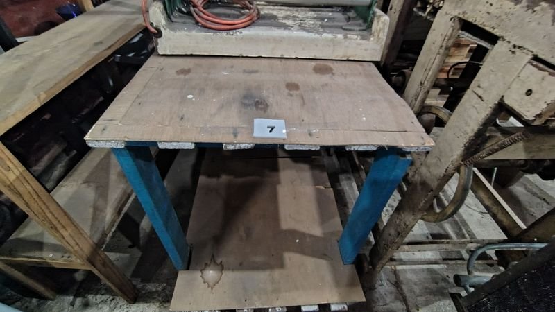 Estantería en madera baja para almacenamiento y exhibición - imagen 3