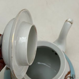 Tetera de Porcelana Isabelina con Diseño Floral y Bordes Dorados - imagen 5