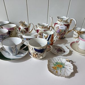 Juego de té incompleto: Tazas, platillos y lechera de diversas procedencias - imagen 9