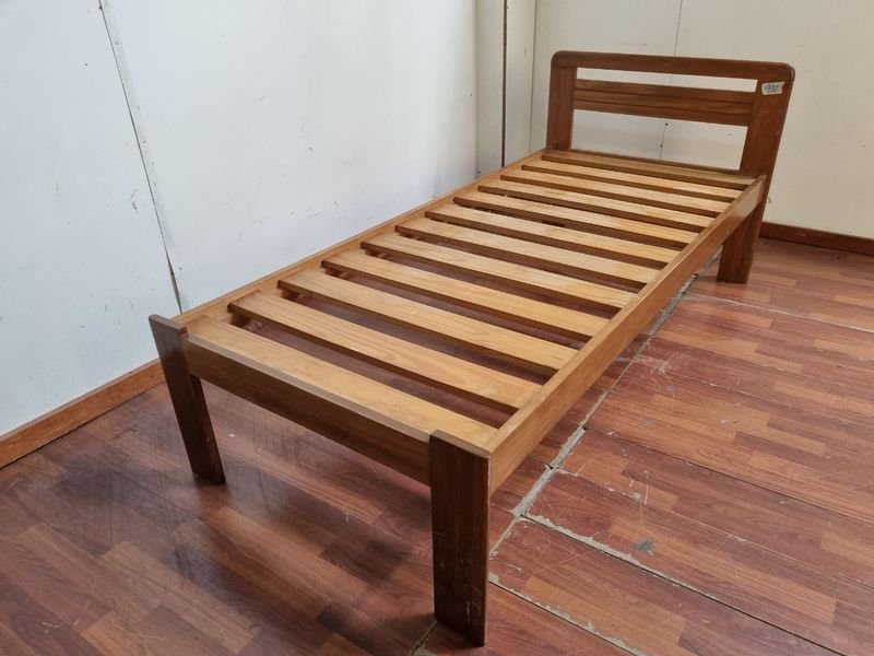 Cama de madera antigua con estructura robusta - imagen 2