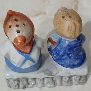 Salero y Pimentero de Porcelana Estilo Niños Tocando Acordeón - Origen Japón - imagen 2