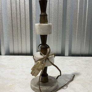 Lote siguiente: Lámpara de Mesa Antigua de Metal y Mármol sin Pantalla