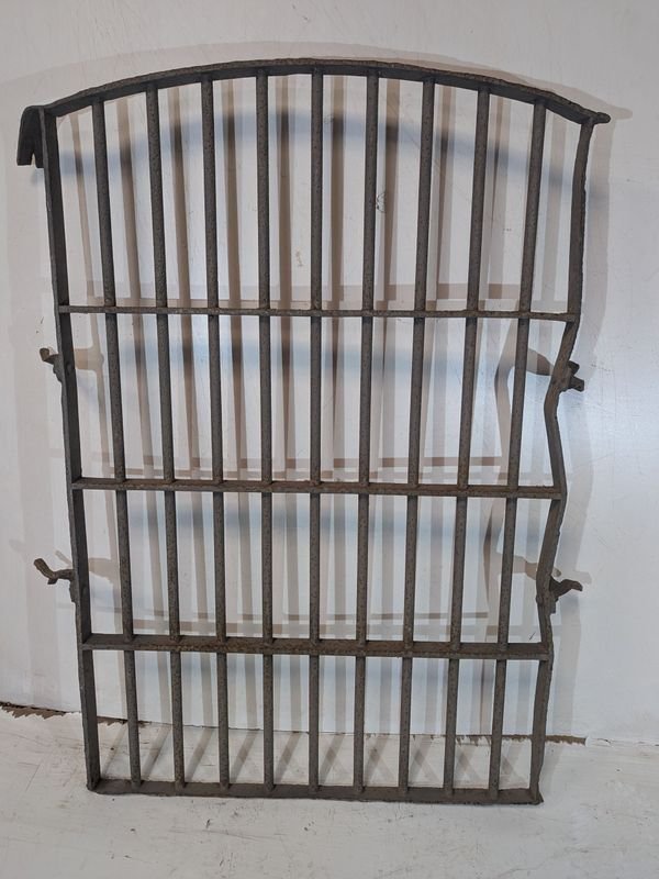 Lote siguiente: Puerta metálica antigua en varilla y planchuela