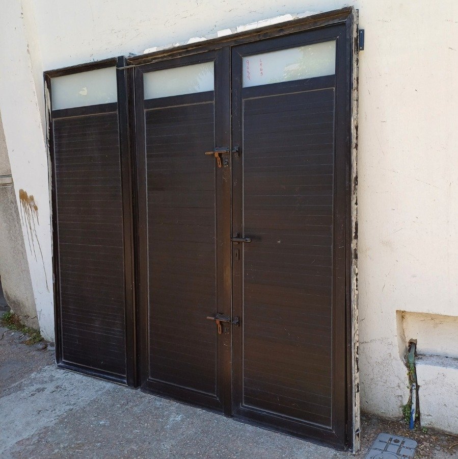 Puerta de Aluminio con Tres Hojas y Marco - imagen 3