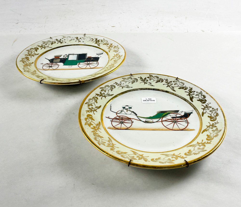 Par de Platos Checoslovacos con Carruajes Antiguos, 23.5 cm