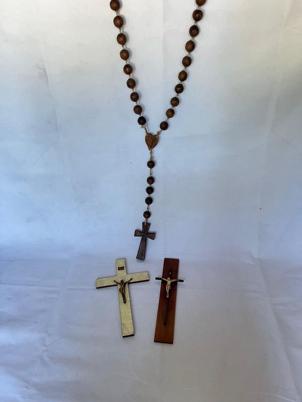 Cruces y rosarios de madera y bronce para decoración - imagen 2