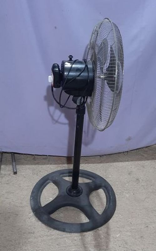 Ventilador de pie AKITA en buen estado - imagen 3