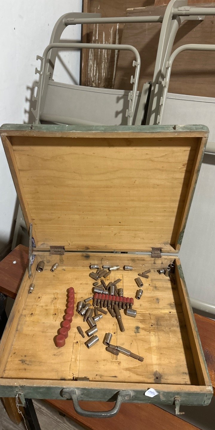 Lote anterior: Caja de madera con piezas metálicas
