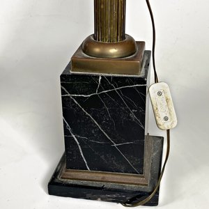 Par de Lámparas de Pie Clásicas: Bronce y Mármol con Pantallas Negras - imagen 6
