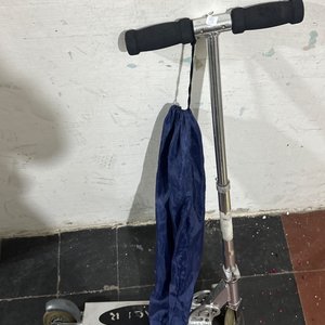 Lote siguiente: Monopatín Plegable de Aluminio Plateado