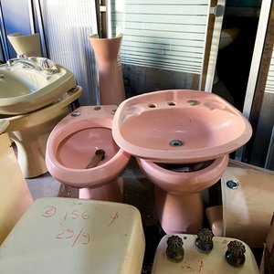 Juego de Baño Rosa: Inodoro, Bidet y Pileta con Pie Usados - imagen 2