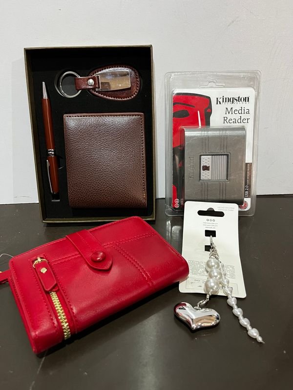 Lote siguiente: Conjunto de accesorios para tecnología