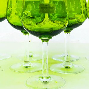 Juego de 9 Copas de Licor Verdes con Vástago Hialino y Grabados - imagen 3