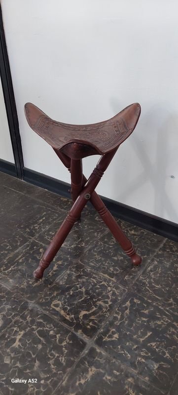 Muy linda banqueta plegable en madera y asiento en cuero repujado - imagen 2