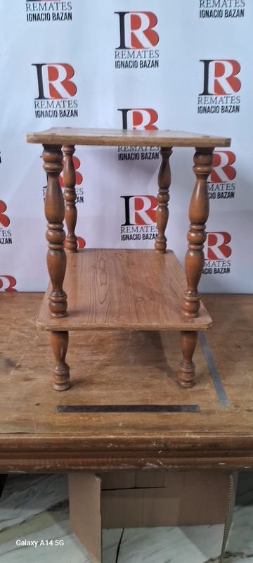 Mesa Auxiliar de Madera con Dos Niveles y Patas Torneadas