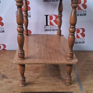 Lote siguiente: Mesa Auxiliar de Madera con Dos Niveles y Patas Torneadas