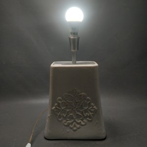 Lámpara de Cerámica Beige con Diseño Floral en Relieve - imagen 6