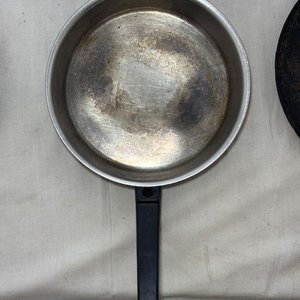 Set de Sartenes de Metal y Hierro, Tetera Azul y Fuentes de Loza - imagen 8
