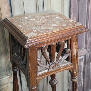 Pedestal de Caoba Tallado con Mesa de Mármol y Patas Torneadas - imagen 3