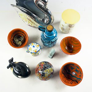 Lote de Adornos Decorativos: Cisne Plateado, Botella Azul, Mosaico y Más - imagen 2
