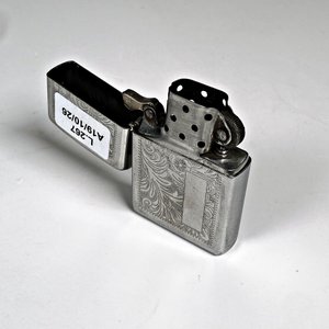 Encendedor Zippo Plateado Cincelado - imagen 2