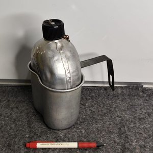 Cantimplora de Aluminio con Soporte Metálico - imagen 1