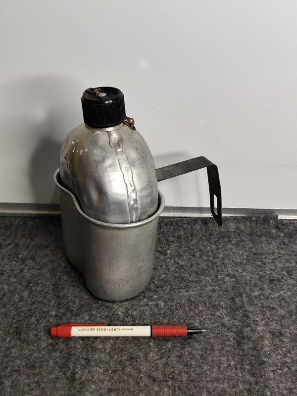 Cantimplora de Aluminio con Soporte Metálico