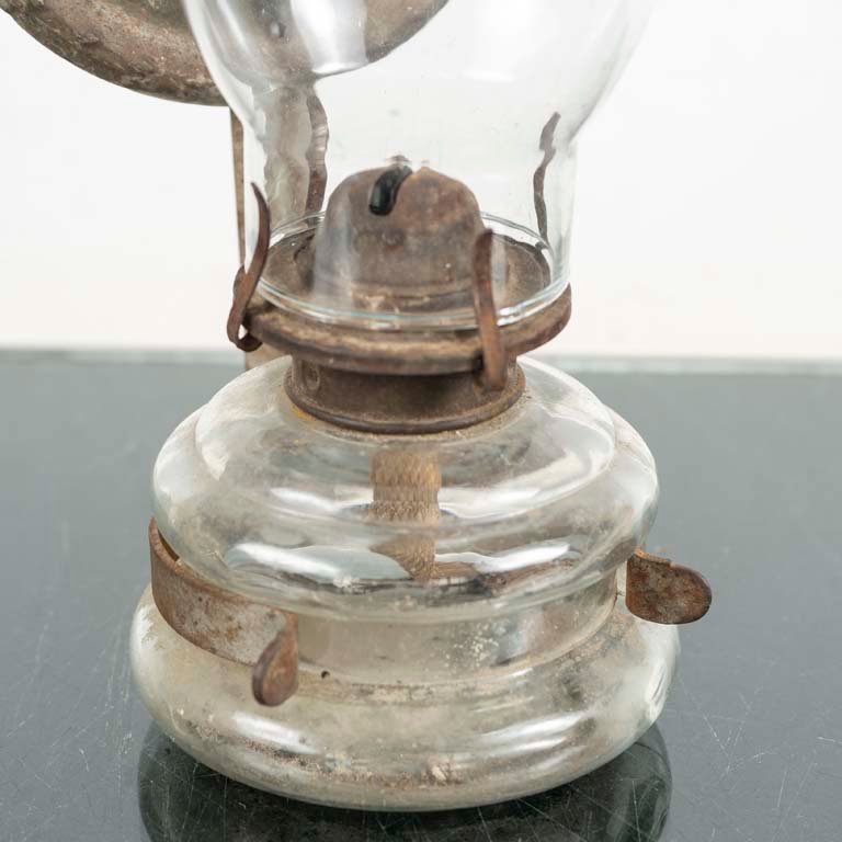 Lámpara a kerosene antigua con reflector metálico - imagen 2