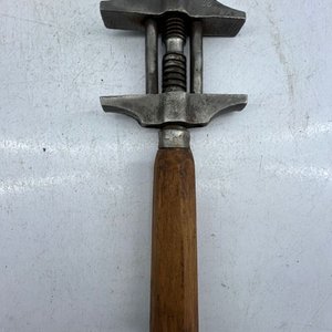 Llave Ajustable Antigua de Doble Mordaza con Mango de Madera - imagen 3