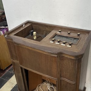 Lote siguiente: Radio Antigua de Madera con Controles