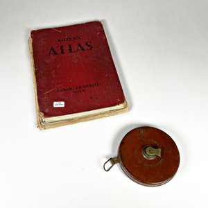 Lote siguiente: Cinta Métrica Antigua y Atlas "Kozen" de "Verlag Ed. Hölzel"