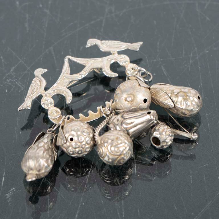 Lote siguiente: Pendientes de metal con diseño ornamentado