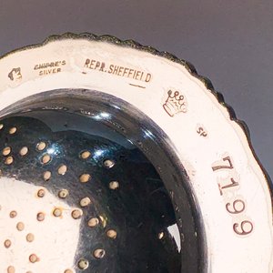 Colador de té Sheffield de metal con soporte tipo copón - imagen 3