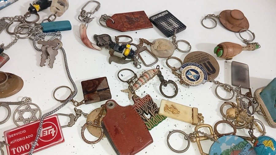 Colección de llaveros antiguos y variados - imagen 4