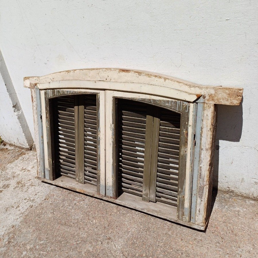 Ventana de dos hojas batientes con celosías. Marco de lapacho, pie de pinotea y hojas de cedro. - imagen 4