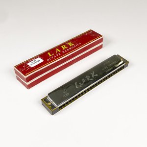Lote anterior: Armónica de Metal LARK Octave Harmonica con Caja