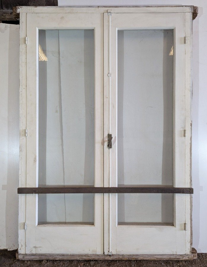 Lote siguiente: Puerta de madera con dos hojas batientes y marco en cedro