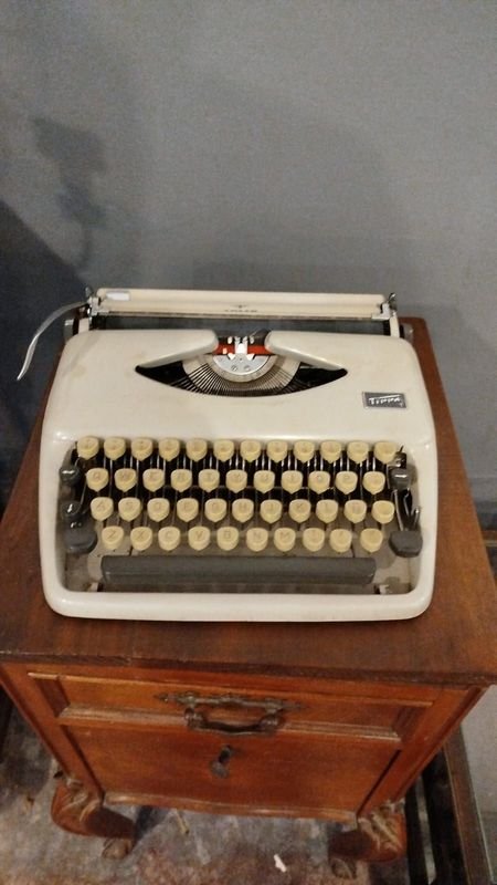 Lote anterior: Maquina de escribir Tippa con estuche