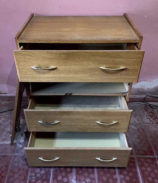 Muebles de Dormitorio: Cómoda y Mesa de Luz con Detalles de Desgaste - imagen 2