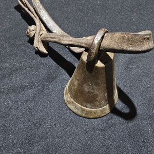 Cencerro Antiguo de Bronce con Correa de Cuero - imagen 2