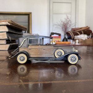Réplica Auto Clásico a Pila Años 20-30 Metal Negro y Crema - imagen 5